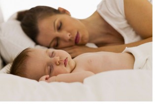 Slapen baby ouders bed